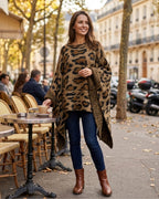 poncho-plaid-femme-leopard-terrasse-cafe