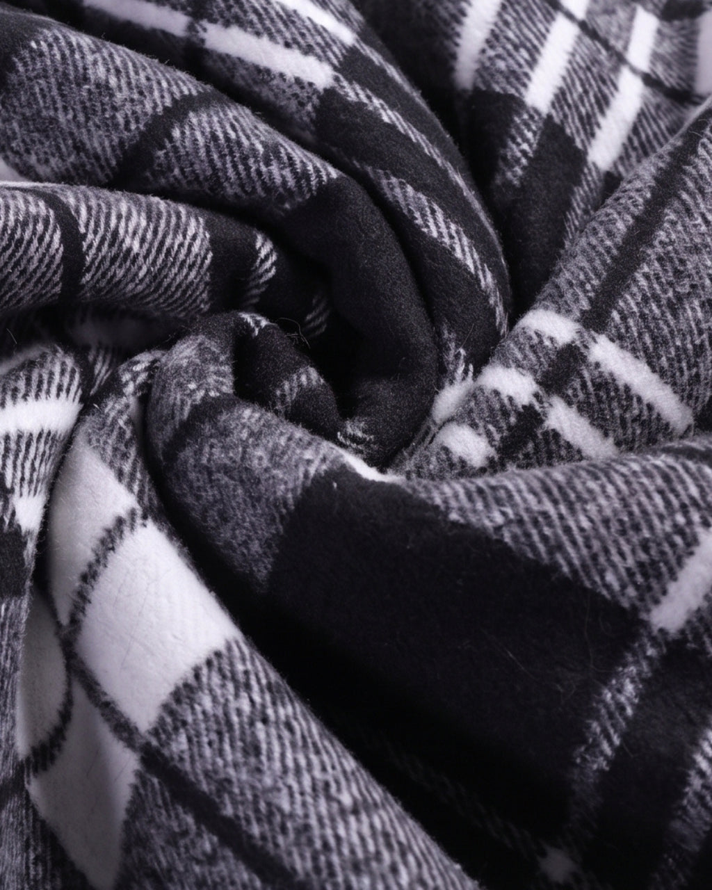 poncho-polaire-a-fourrure-femme-motif-plaid-tartan-closeup-exterieur