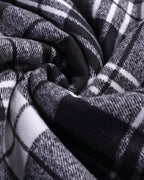 poncho-polaire-a-fourrure-femme-motif-plaid-tartan-closeup-exterieur