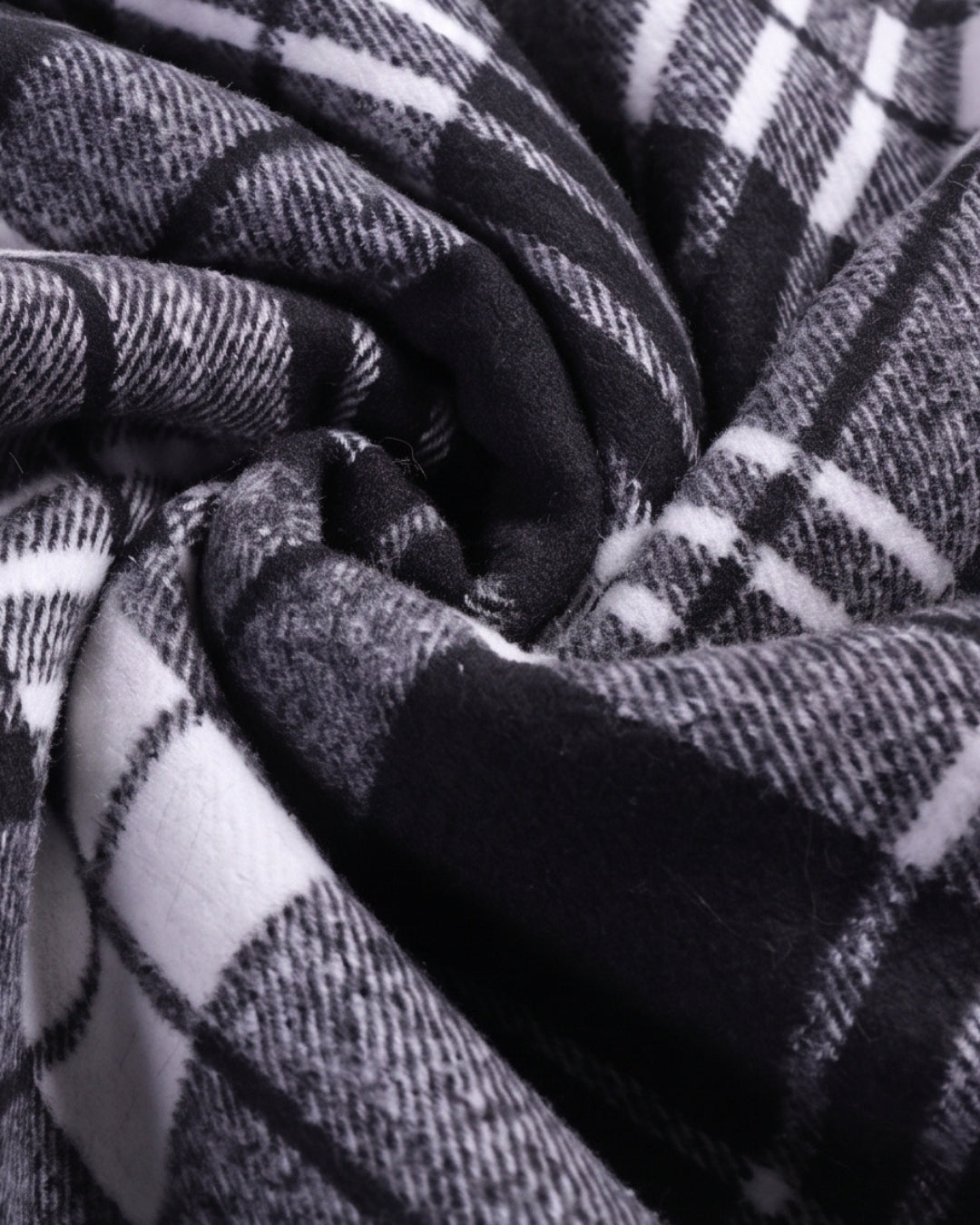 poncho-polaire-a-fourrure-femme-motif-plaid-tartan-closeup-exterieur