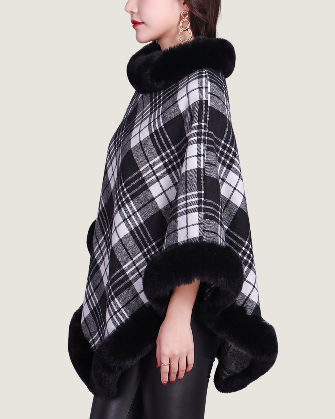 poncho-polaire-a-fourrure-femme-motif-plaid-tartan-cote