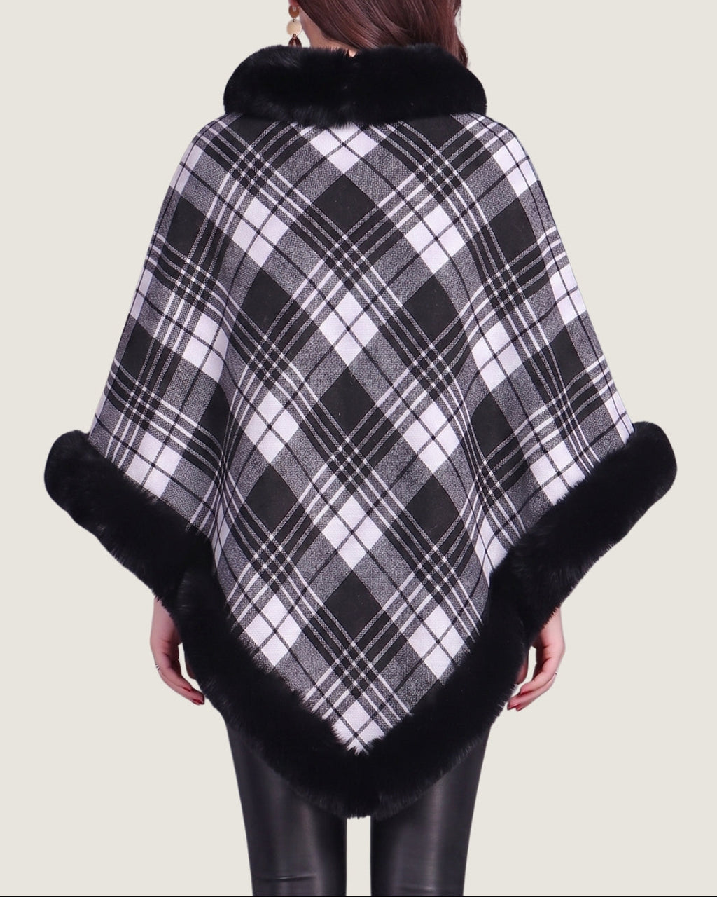 poncho-polaire-a-fourrure-femme-motif-plaid-tartan-dos