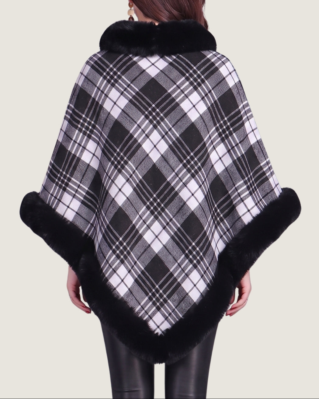 poncho-polaire-a-fourrure-femme-motif-plaid-tartan-dos