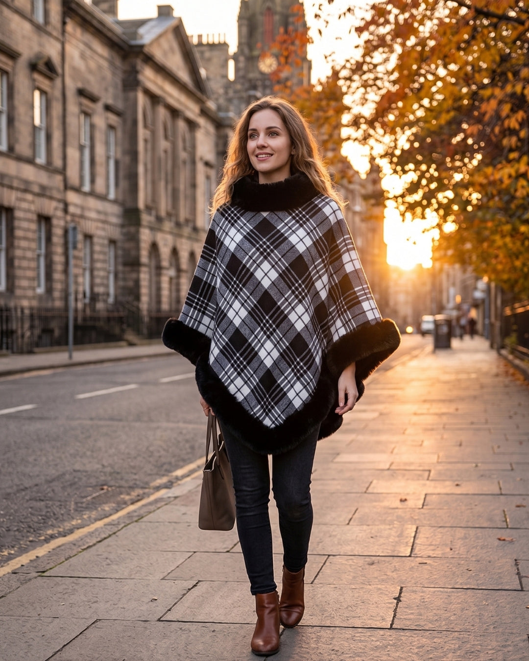 poncho-polaire-a-fourrure-femme-motif-plaid-tartan-noir-situation