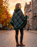  poncho-polaire-a-fourrure-femme-motif-plaid-tartan-vert-situation