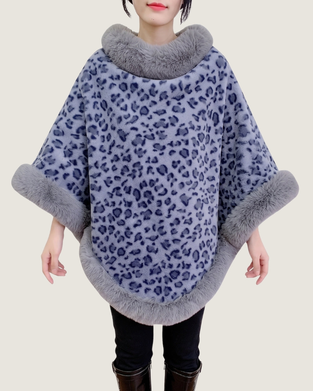 poncho-polaire-fourrure-femme-motif-leopard-bleu