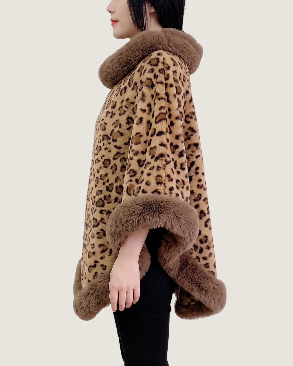 poncho-polaire-fourrure-femme-motif-leopard-profil