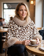 poncho-polaire-fourrure-femme-motif-leopard-situation-cafe