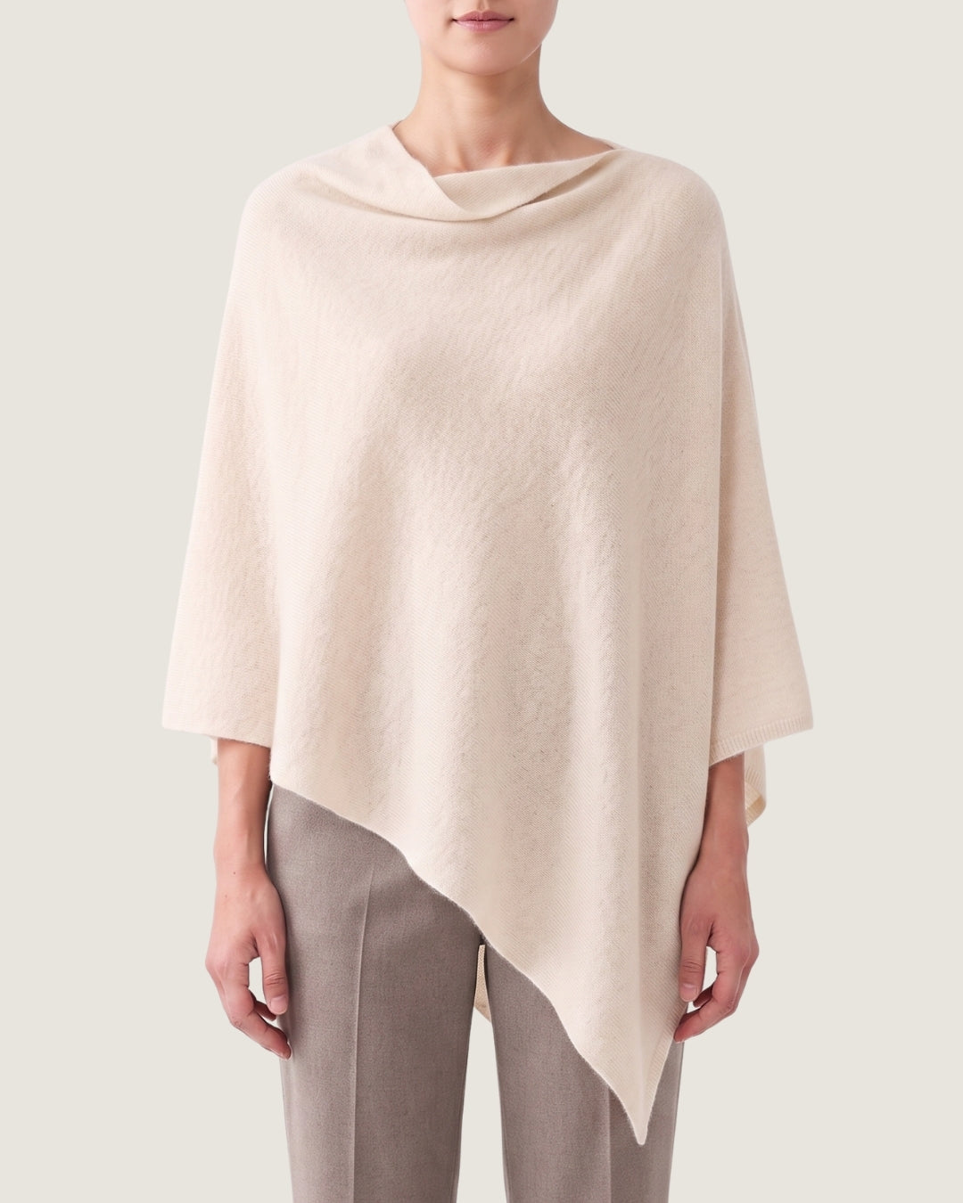 poncho-pull-femme-en-cachemire-doux-beige-clair