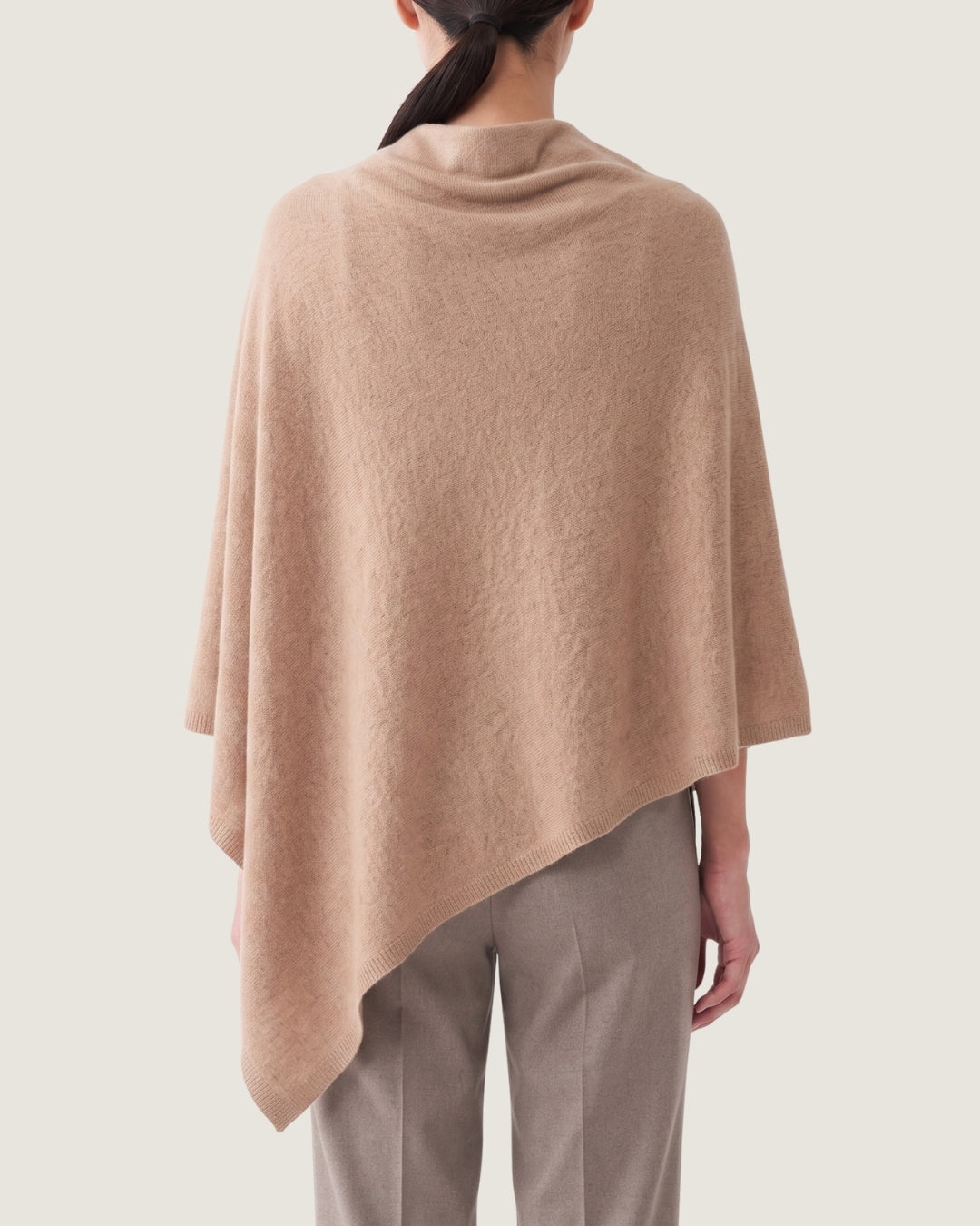 poncho-pull-femme-en-cachemire-doux-beige-dos