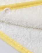 poncho-serviette-de-bain-bebe-capuhe-animaux-brodes-closeup-bouton