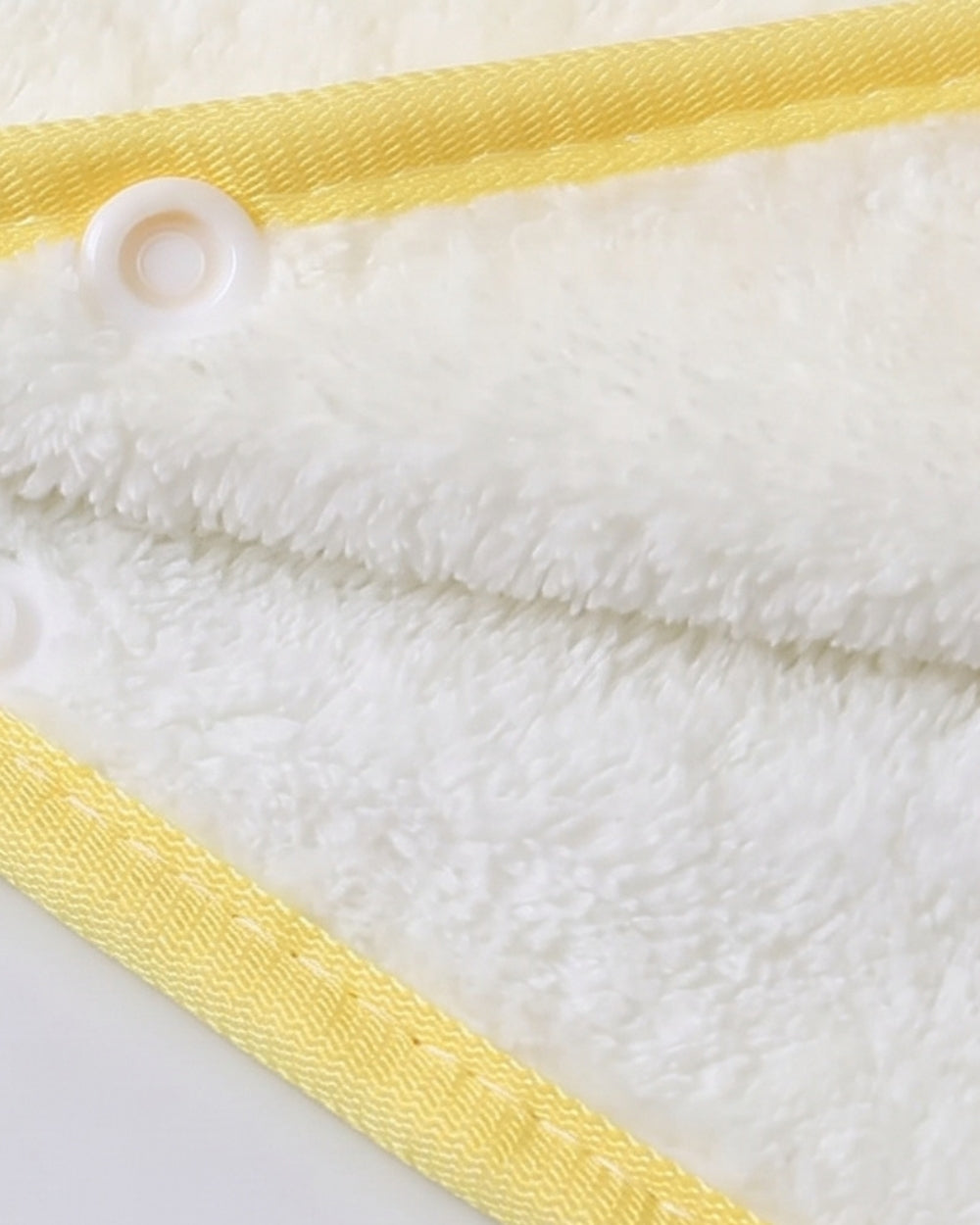 poncho-serviette-de-bain-bebe-capuhe-animaux-brodes-closeup-bouton