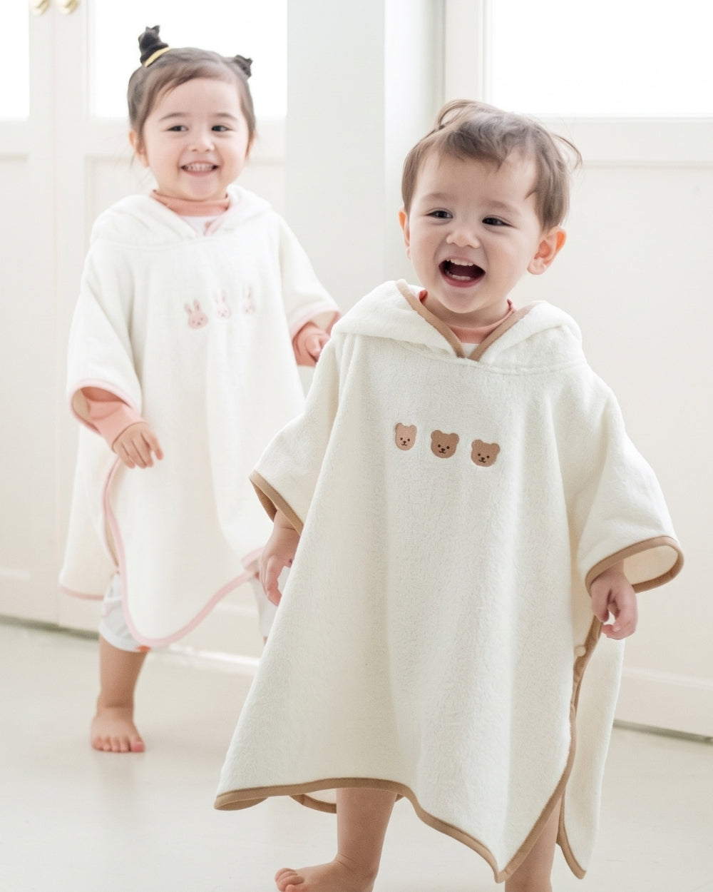 poncho-serviette-de-bain-bebe-capuhe-animaux-brodes-situation