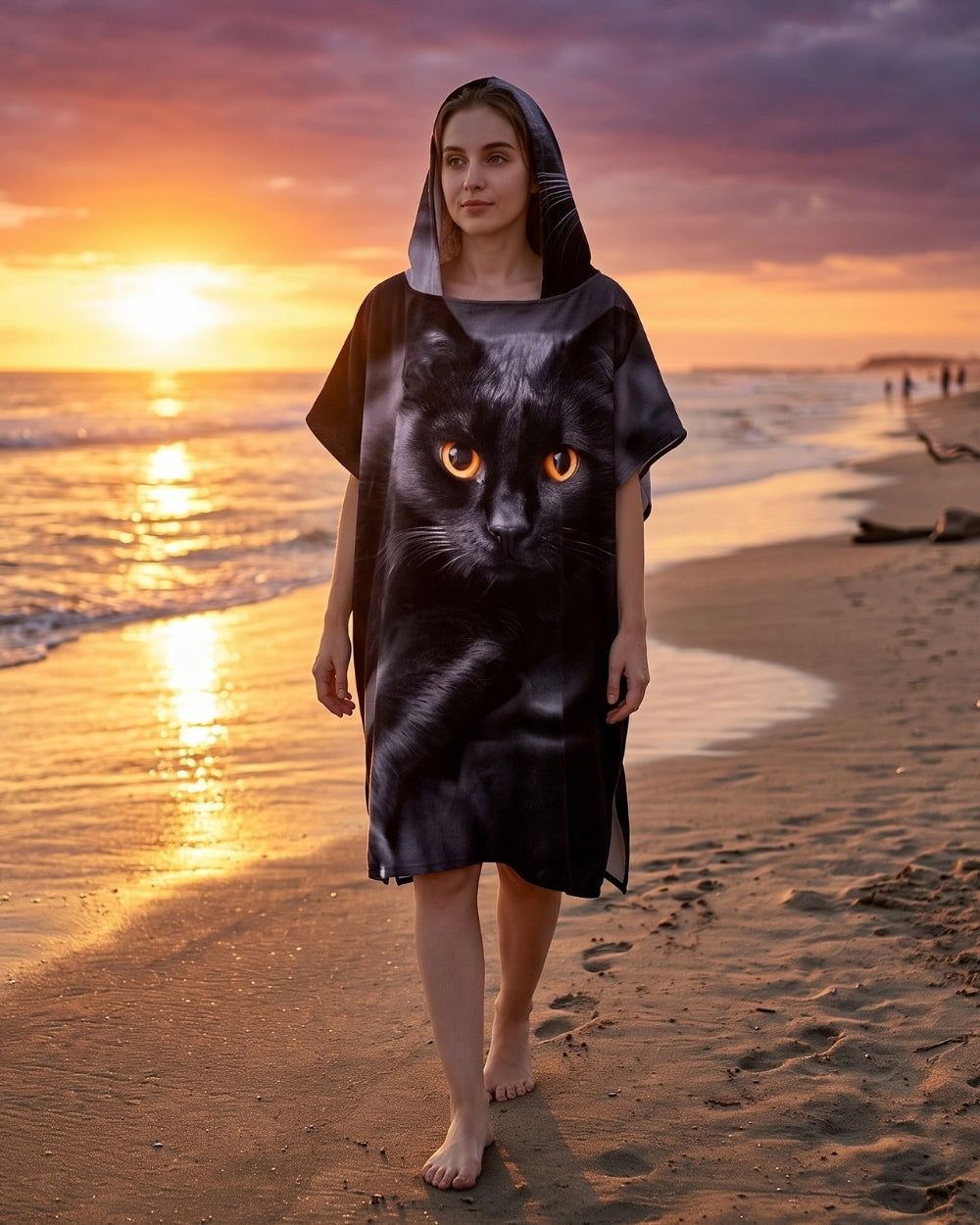 poncho-serviette-de-bain-en-microfibre-capuche-chat-noir-situation-femme