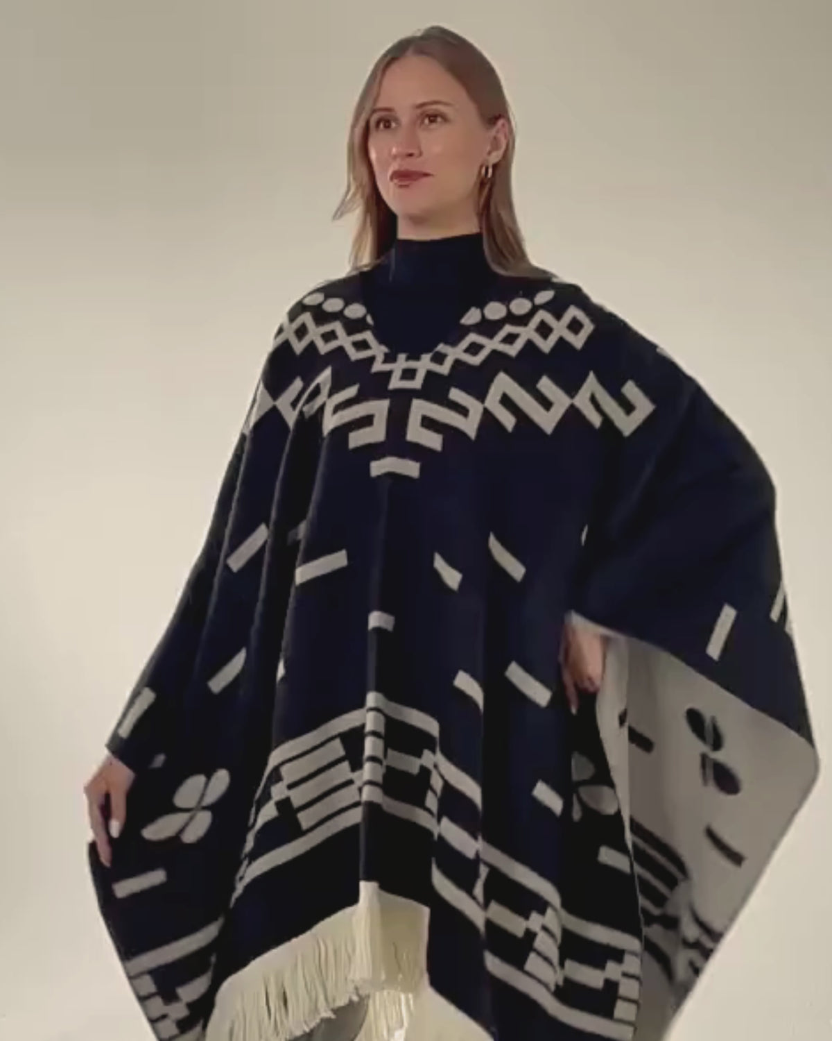 poncho-mexicain-franges-motif-azteque-situation-video