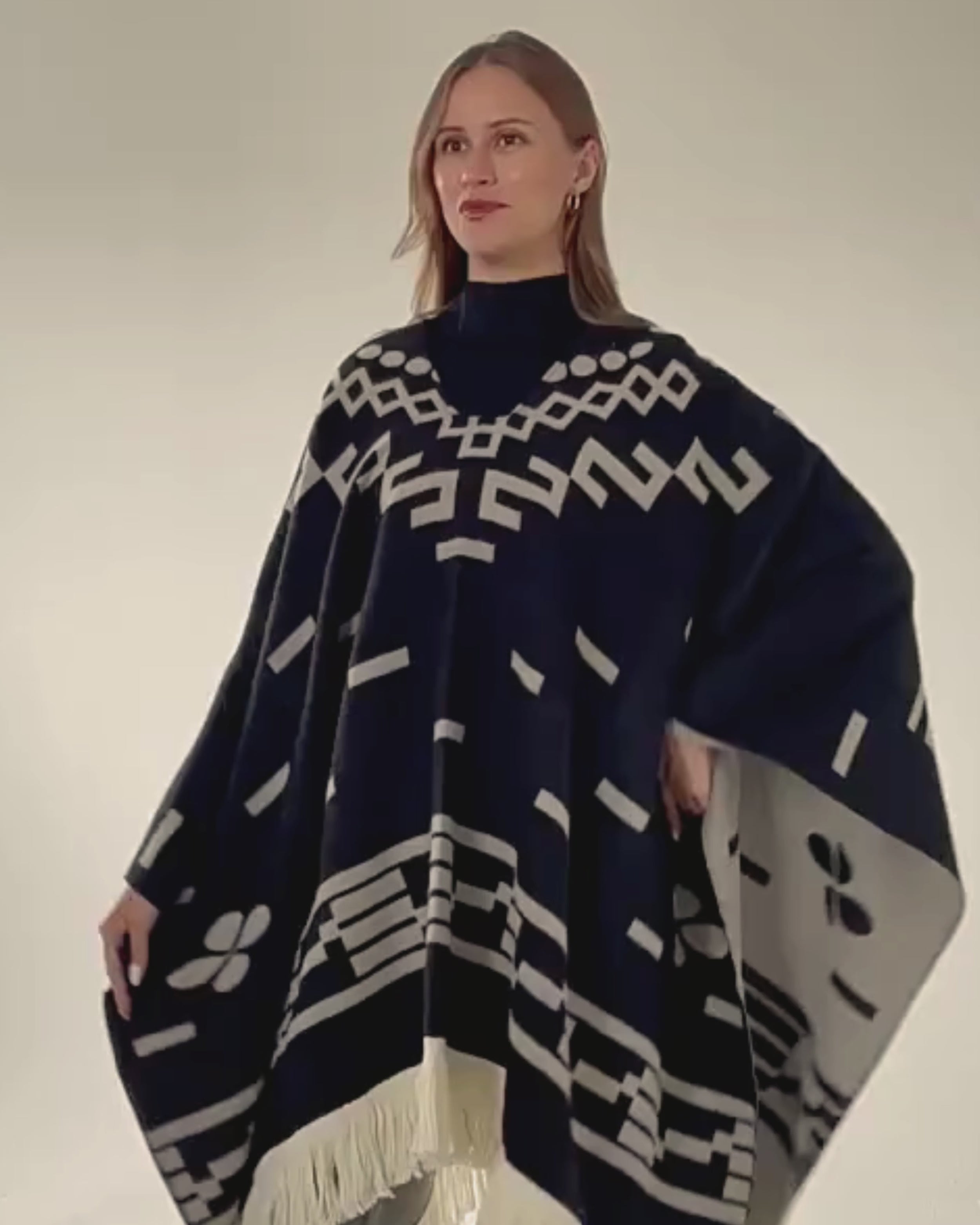 poncho-mexicain-franges-motif-azteque-situation-video